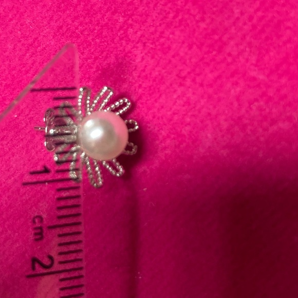 Beautiful Pearl Flower Stud Earrings - Picture 3 of 3